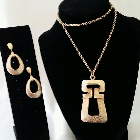 Jewelry - VINTAGE NECKLACE AND EARRING SET